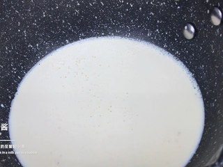 22、低脂低糖｜日式豆腐戚风蛋糕,奶锅中加热豆奶至冒起小泡