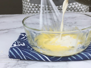 23、低脂低糖｜日式豆腐戚风蛋糕,将牛奶分两次加入面糊中，快速搅拌均匀