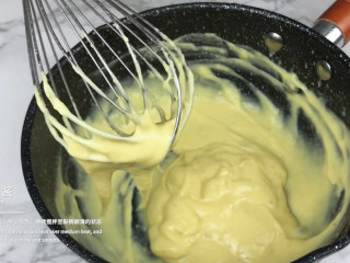 24、低脂低糖｜日式豆腐戚风蛋糕,将面糊倒入奶锅，中火加热，持续搅拌至黏稠顺滑的状态