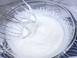 26、低脂低糖｜日式豆腐戚风蛋糕,淡奶油加入细砂糖，打发至6分发