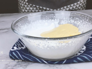 27、低脂低糖｜日式豆腐戚风蛋糕,将放凉的卡仕达酱加入淡奶油中