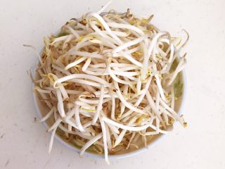 1、减脂快手菜  银芽炒蛋,绿豆芽清洗干净