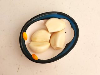 3、减脂快手菜  银芽炒蛋,大蒜瓣清洗干净