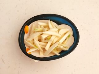 4、减脂快手菜  银芽炒蛋,把蒜瓣切成蒜丝