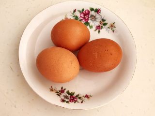 5、减脂快手菜  银芽炒蛋,鸡蛋清洗干净