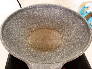 8、减脂快手菜  银芽炒蛋,锅里加入1勺玉米油