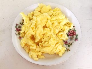 11、减脂快手菜  银芽炒蛋,把炒好的鸡蛋盛出来备用