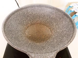 12、减脂快手菜  银芽炒蛋,另起锅，锅烧热后加入1勺玉米油