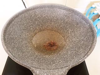 13、减脂快手菜  银芽炒蛋,油烧热后加入2克花椒粉