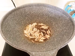 14、减脂快手菜  银芽炒蛋,加入蒜丝，炒出香味