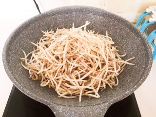 15、减脂快手菜  银芽炒蛋,加入绿豆芽，大火爆炒