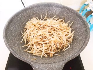 16、减脂快手菜  银芽炒蛋,翻炒均匀