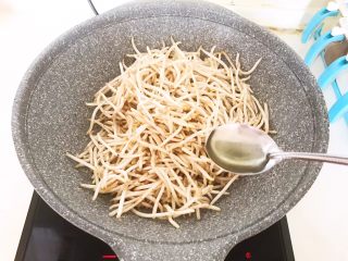 17、减脂快手菜  银芽炒蛋,加入1勺白醋
