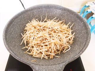 18、减脂快手菜  银芽炒蛋,翻炒均匀