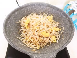 20、减脂快手菜  银芽炒蛋,翻炒均匀