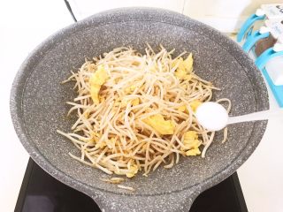21、减脂快手菜  银芽炒蛋,加入4克精盐