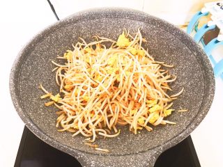 22、减脂快手菜  银芽炒蛋,翻炒均匀即可