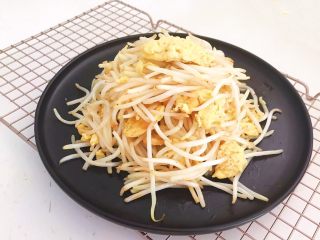 24、减脂快手菜  银芽炒蛋,银芽炒蛋清脆爽口，减脂素菜，营养丰富~