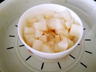 3、秋季易燥，炖百合来滋养,雪梨切丁，加百合冰糖各10克，放入蒸锅中，中火炖半小时。