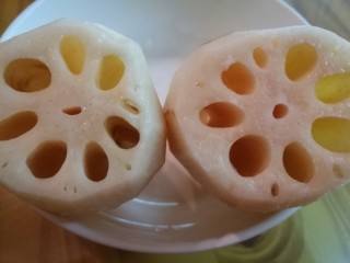 6、秋季易燥，炖百合来滋养,切片