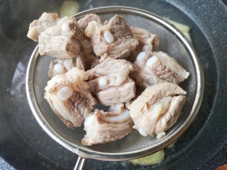 6、梅子排骨,将焯好的排骨沥水捞出备用。