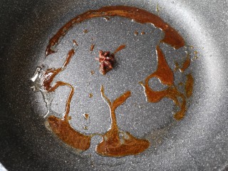 10、梅子排骨,中小火炒至焦糖色。