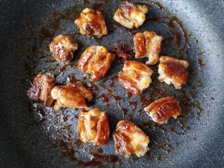 11、梅子排骨,将煎锅的排骨放入炒匀，使得每块排骨均匀包裹上一层糖色。