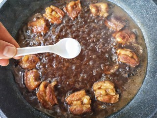 15、梅子排骨,大火煮开后转小火加盖焖煮30分钟，加适量盐和鸡精。