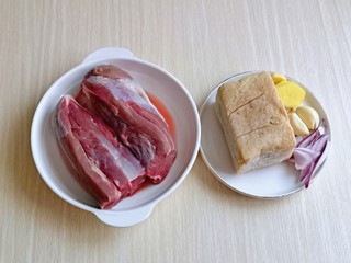 1、牛肉炖豆腐,准备食材，牛肉用冷水反复泡，将血水泡出，葱姜蒜切好。