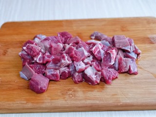 2、牛肉炖豆腐,牛肉切小块，块的大小根据自己喜欢来。