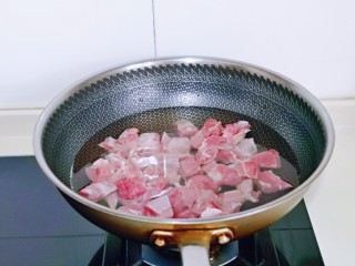 4、牛肉炖豆腐,牛肉焯水，冷水下锅，大火烧开，煮3分钟，捞出用温水反复冲洗，淋干水分备用。