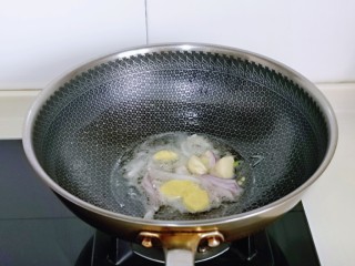 5、牛肉炖豆腐,起油锅，加入切好的洋葱，姜片与大蒜煸炒出香味。