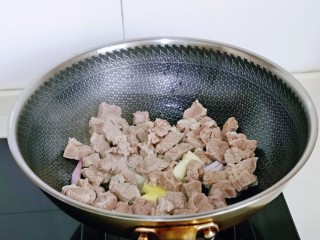 6、牛肉炖豆腐,加入焯水的牛肉块翻炒。