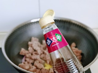 7、牛肉炖豆腐,在加入料酒。