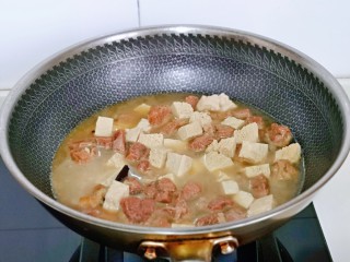 11、牛肉炖豆腐,牛肉炖到差不多时加入切好的冻豆腐，小火再炖15分钟。