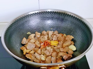 9、牛肉炖豆腐,加入八角，桂皮，再加加入纯净水，没过牛肉为佳，适当多一些，因为炖的时间有点长。