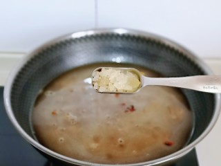 10、牛肉炖豆腐,加入冰糖，不喜欢可以不加，盖上盖子大火烧开，转小火慢炖，将牛肉炖烂糊即可。