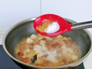 12、牛肉炖豆腐,按个人口味加入盐，十三香。