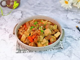 14、牛肉炖豆腐,盛出装盘撒葱花，即可食用。