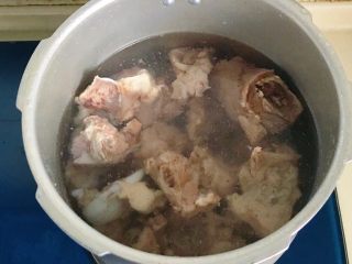 3、枸杞筒骨煲,重新将洗净的筒骨放入高压锅里，放水，水位以没过骨头为准