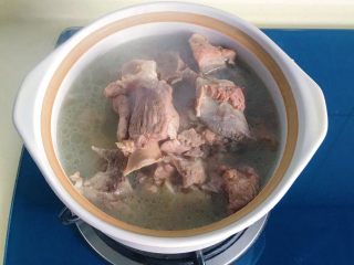 6、枸杞筒骨煲,把骨头连同汤一起倒入砂锅中