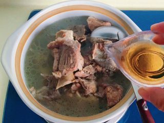 7、枸杞筒骨煲,加入适量的料酒