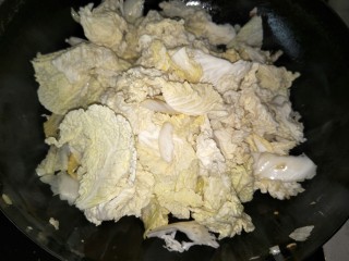 9、醋溜白菜,待白菜帮子超软后加入白菜叶子继续翻炒。