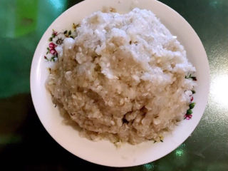 2、鲜虾饼,用刀背把虾仁剁成虾泥