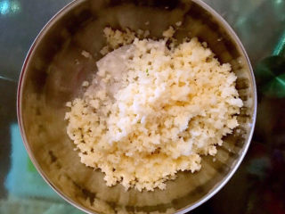 8、鲜虾饼,把虾泥和藕丁放入大碗里