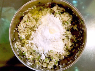 11、鲜虾饼,加入蛋清，加入精盐