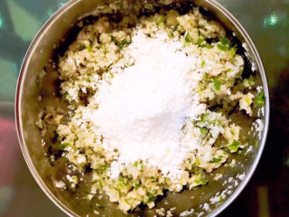 10、鲜虾饼,加入玉米淀粉