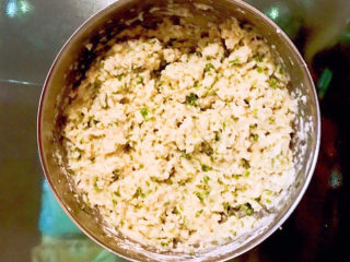 12、鲜虾饼,顺着一个方向调匀