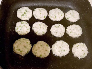 14、鲜虾饼,饼锅烧热后刷一层玉米油，加入做好的虾饼，全程小火煎制