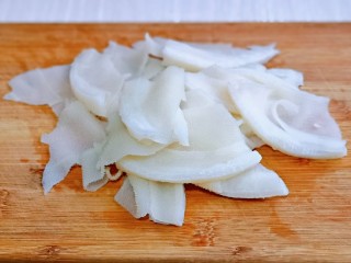 1、关东煮,牛百叶洗干净，切小块，装盘。